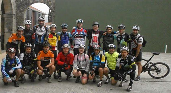 Los omnipresentes Pro Evasion Bike y Raúl Panadero antes de la salida